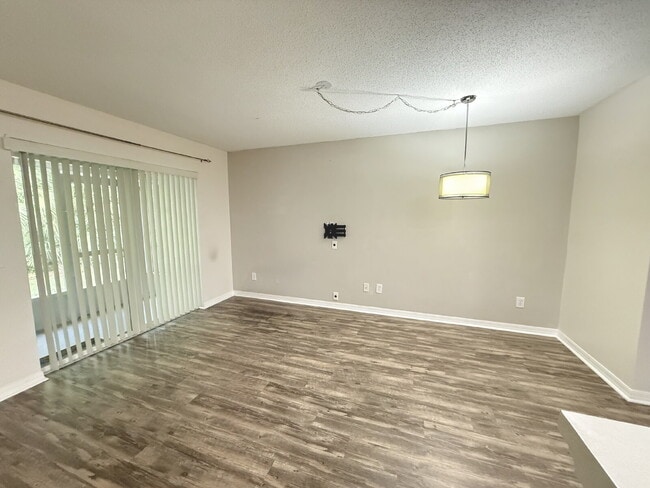 Building Photo - 2-Bed Oasis with 2.5 Baths on Silver Falls...
