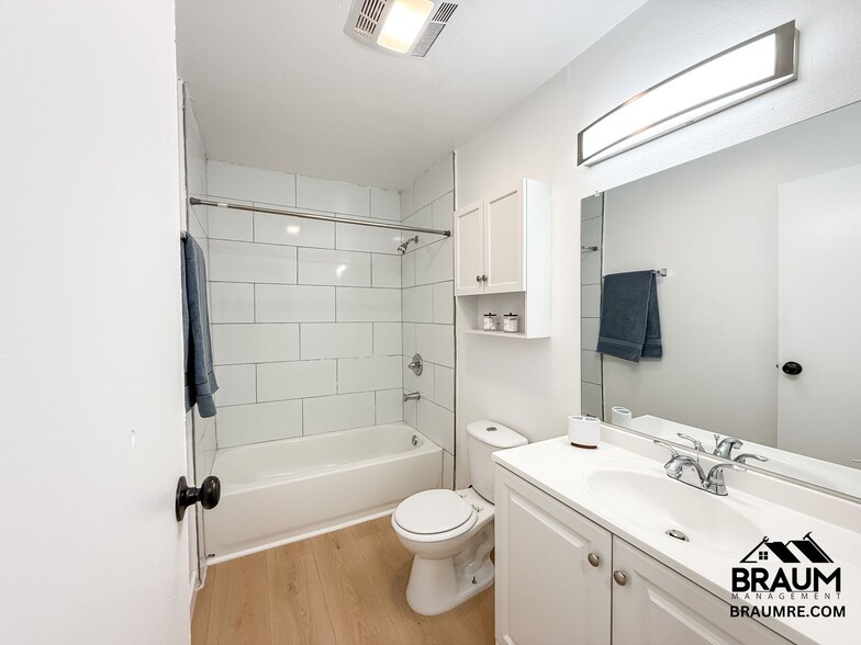 Building Photo - 221 W Elm Ave