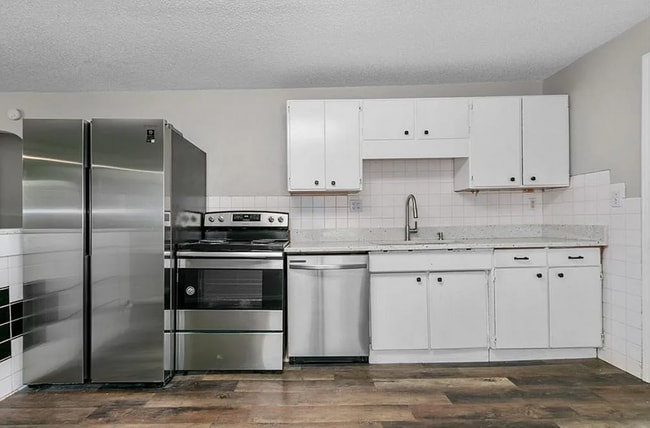 Building Photo - Updated 2 Bed Home with Large Attached Garage