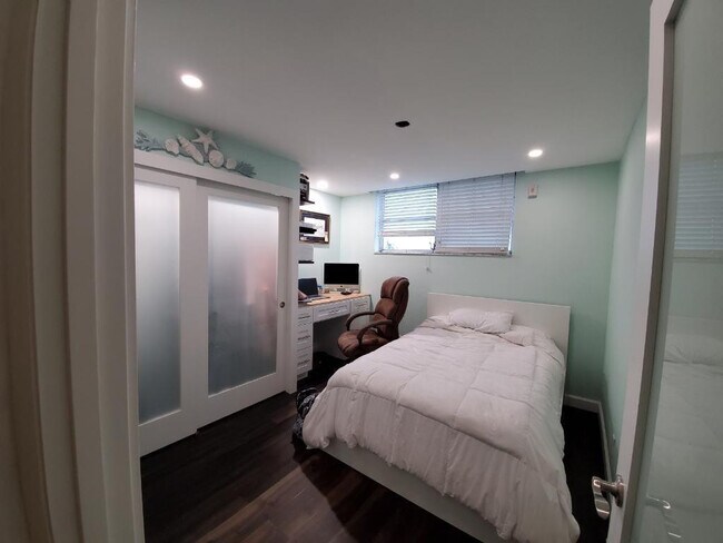 Building Photo - 2400 NE 10th St