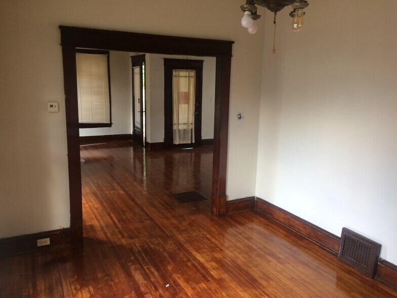 Building Photo - 617 Moulton St E