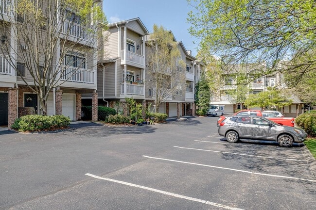 Building Photo - FULLY FURNISHED 2 BED 2 BATH TOWNHOME IN GREENHILLS $2250 PER MONTH.