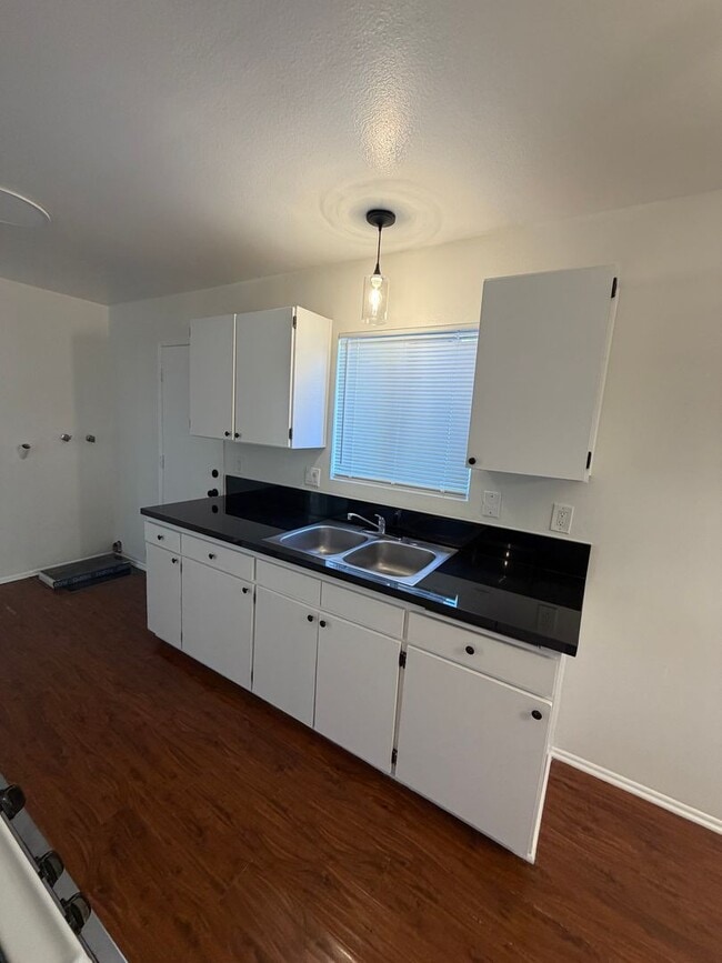 Building Photo - 2 Bed, 1 Bath single story duplex