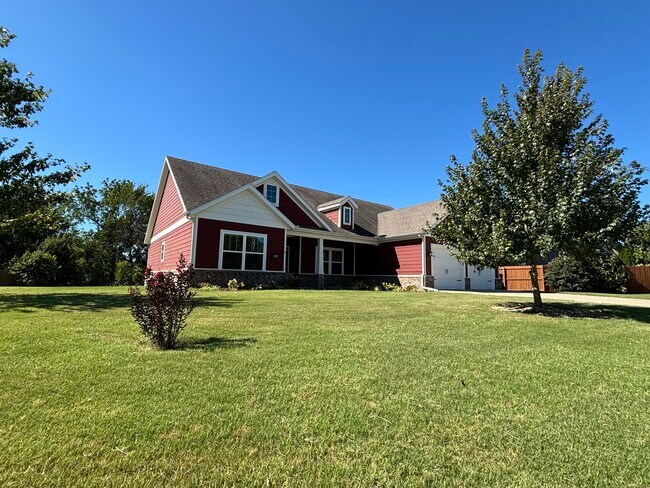 Building Photo - 5802 W Redbud St