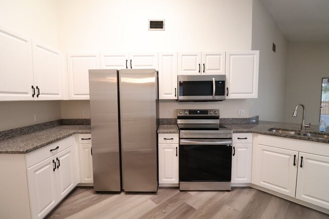 Building Photo - 3 bed 2 bath home in a quiet neighborhood