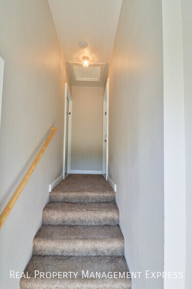 Building Photo - Great Upper level 1 Bedroom Apartment