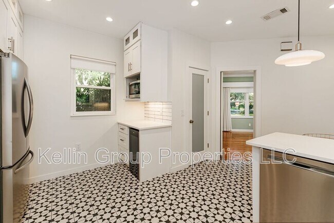 Building Photo - 1203 Easton Dr