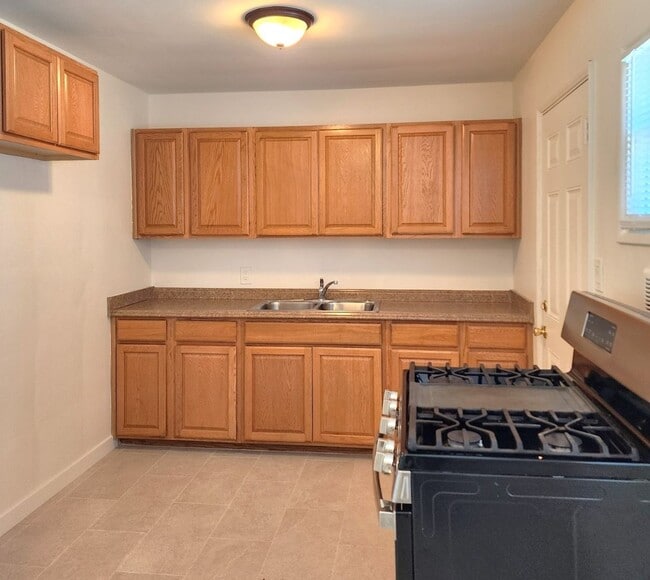 Building Photo - Just Remodeled 3BD, 1BA Riverside near 91 Fwy