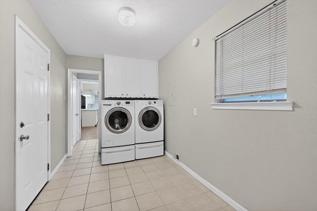 Building Photo - 2522 Pinebluff Dr