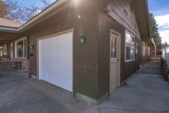 Building Photo - 6 Bed 3 Bath Accessible Rambler