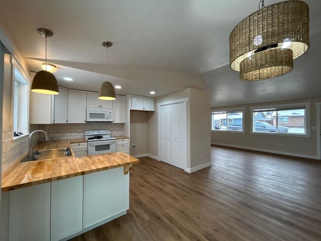 Building Photo - Redmodeled 2 Bedroom / 2 Bathroom home in ...