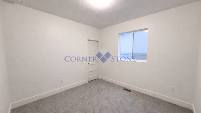 Building Photo - Stunning Northwest Meridian Gem with Designer Kitchen & Covered Patio!