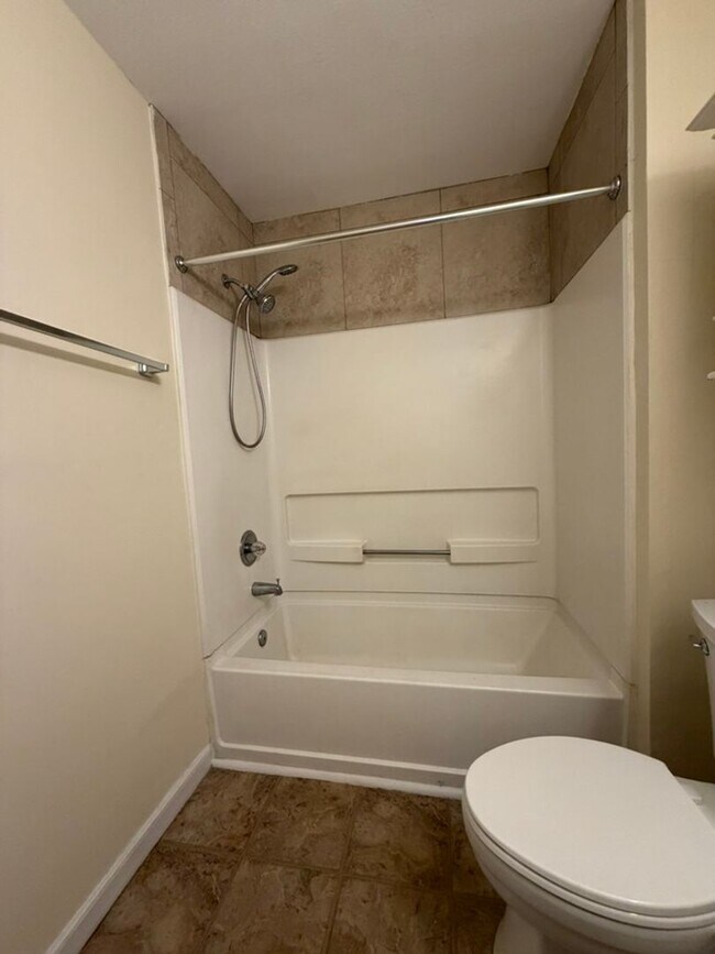 Building Photo - 25% OFF FIRST MONTH'S RENT -- Updated 2 Bedroom First Floor Condo