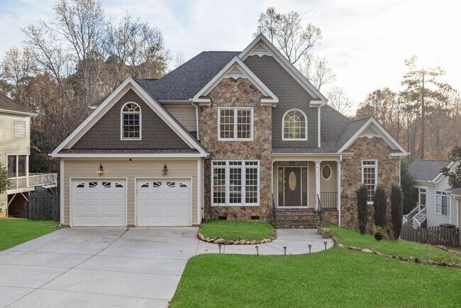 Building Photo - 4 Bed | 2.5 Bath House with Garage