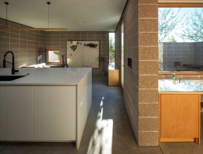 Building Photo - 1626 E Palm Ln