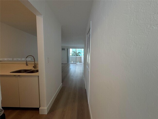 Building Photo - 505 NE 30th St