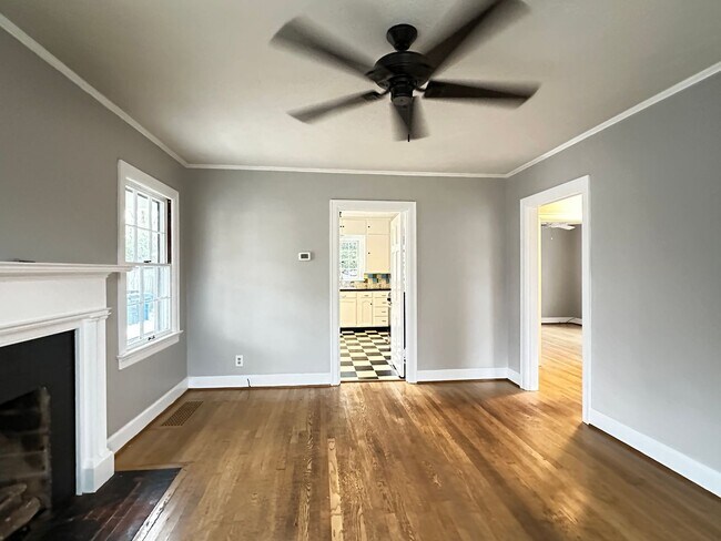 Building Photo - Charming 2-Bedroom Cottage-Style Home!