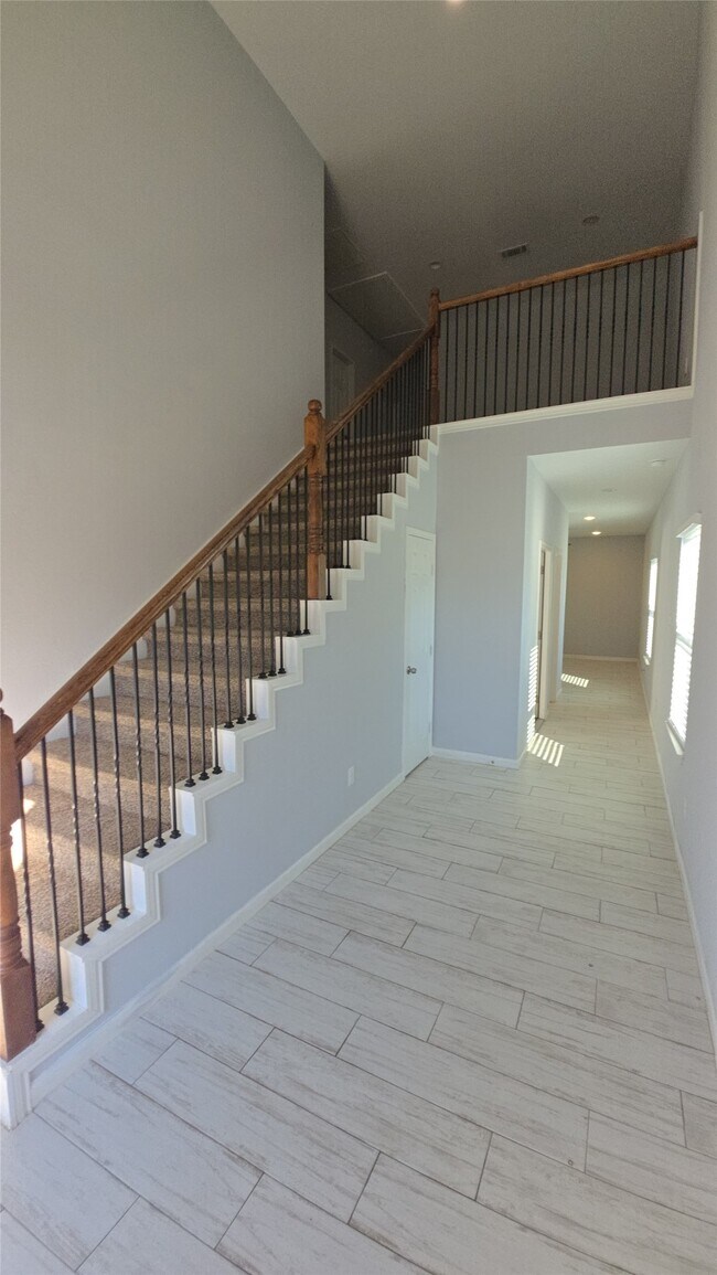 Building Photo - 8203 Oak Knoll Ln