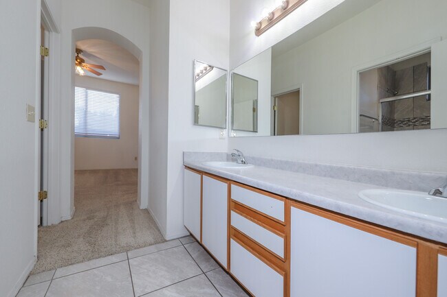 Building Photo - 2927 N Cardell Cir