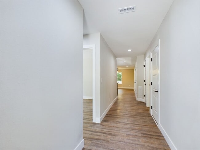 Building Photo - 100 Briana Villa Ln