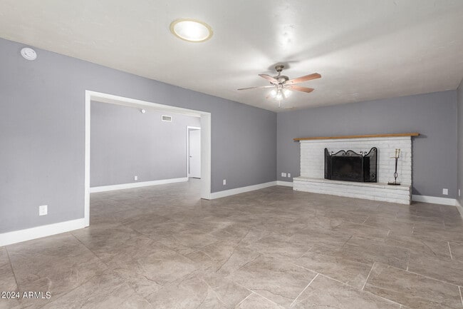 Building Photo - 2058 E Oxford Dr