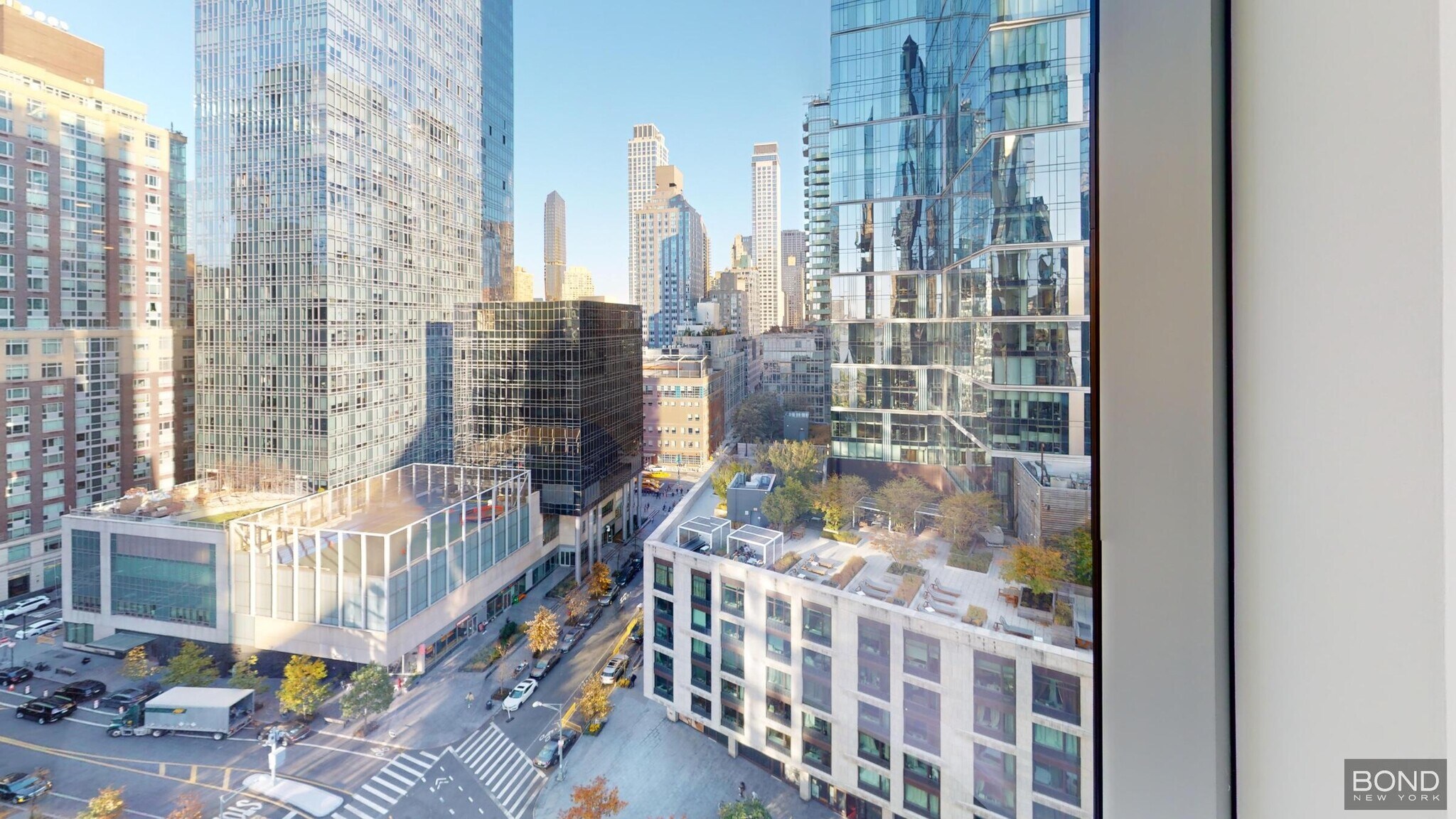 Building Photo - 635 W 59th St