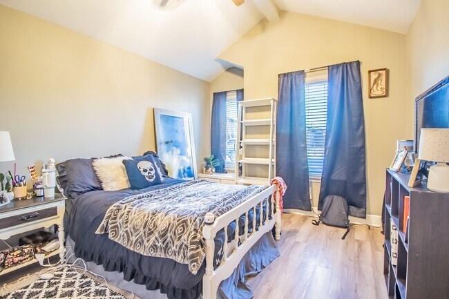 Building Photo - Pre-leasing for Fall!! 3/2/2 Luxury Home i...