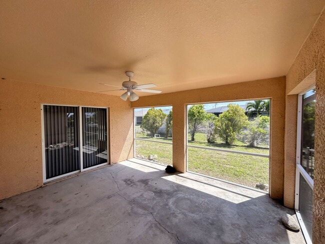 Building Photo - Freshly painted interior and BRAND NEW LVP...