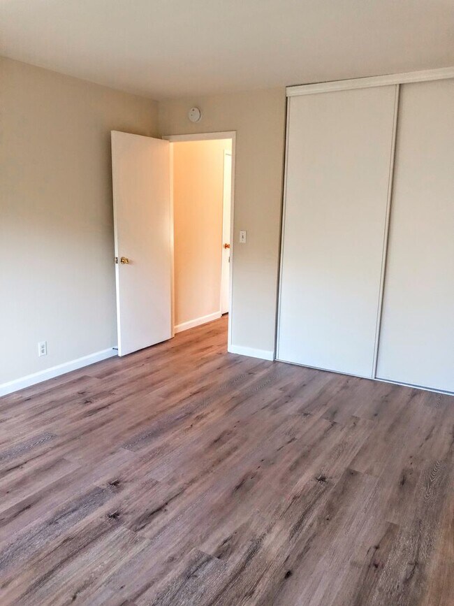 Building Photo - Charming 2bd Duplex With Private Yard & Garage