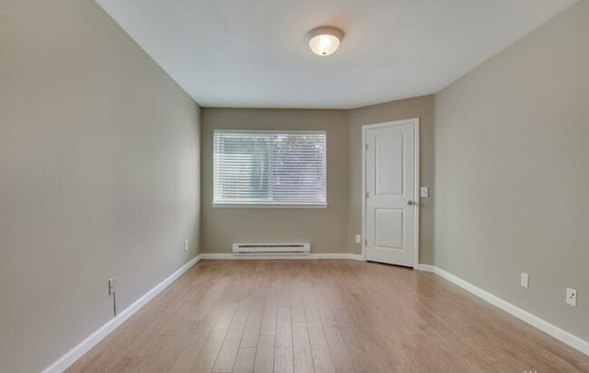 Room#1 - 31500 33rd Pl SW