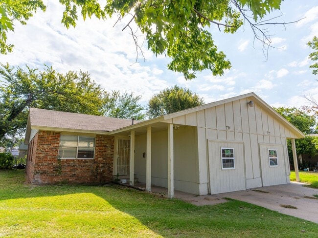 Building Photo - Tulsa Duplex