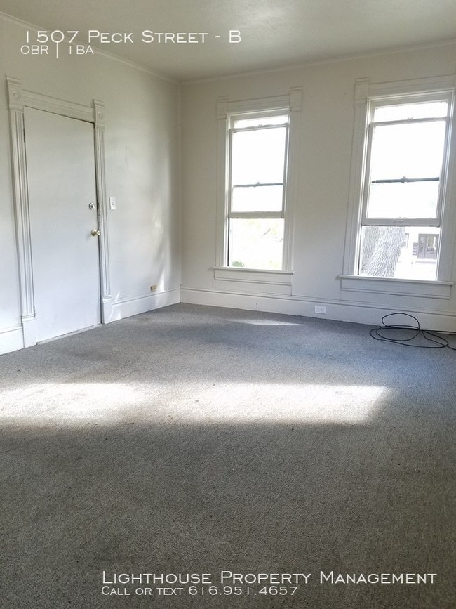 Building Photo - Studio Apartment in Muskegon