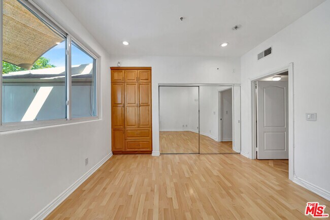 Building Photo - 4477 Woodman Ave