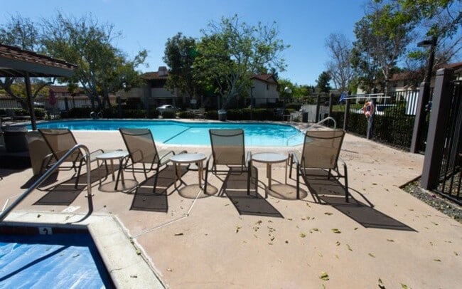 Building Photo - Renovated 3 bedroom 2 bath condo