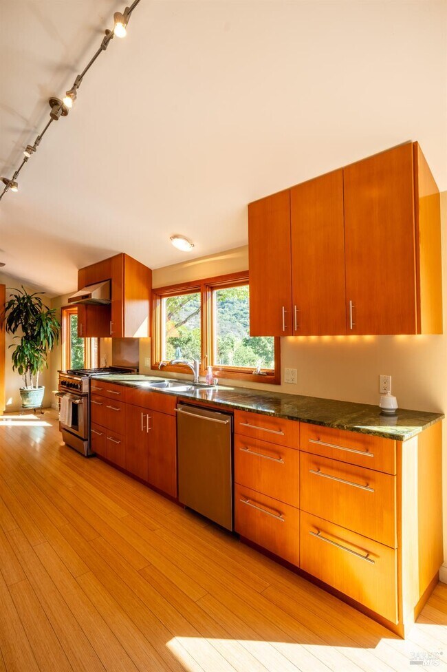 Building Photo - 452 Chestnut Ave