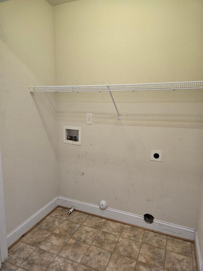 Building Photo - Lovely 3 Bedroom house near Town Center