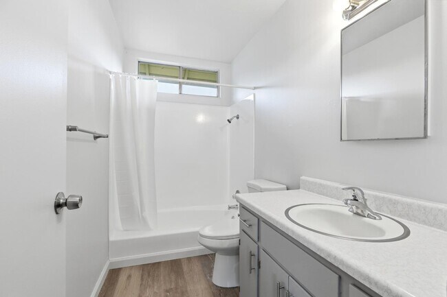 Building Photo - 1504 Rose Ave