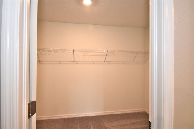 Building Photo - Like New 4 Bedroom Home