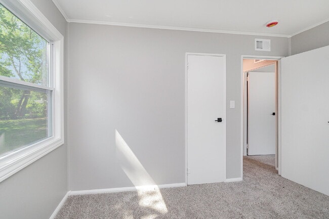 Building Photo - 2- Bedroom Single family home Only $1250/M...