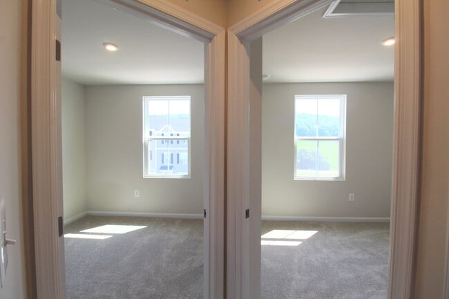 Building Photo - Never-Lived-In Luxury: Modern 3-Level Living + Garage in Orchard Ridge