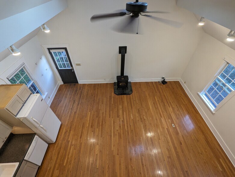 Beautiful hardwoods, farmhouse vibes, gas stove. Clean & open space! - 156 Henry St