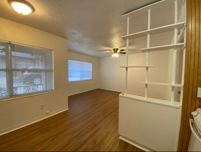 Building Photo - 916 E Lime St