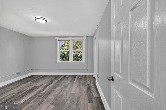 Building Photo - 331 W 21st St