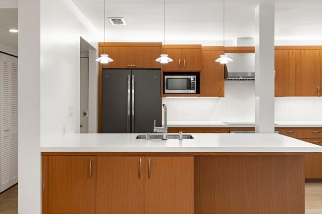 Building Photo - 2121 Laguna St