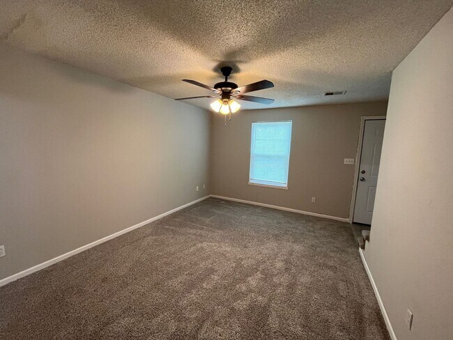 Building Photo - 2-Bedroom, 1.5 Bathroom Duplex with 1 Car ...