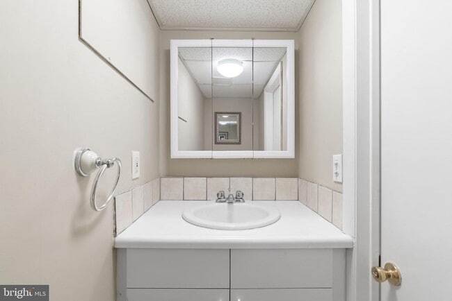 Building Photo - 858 S Front St