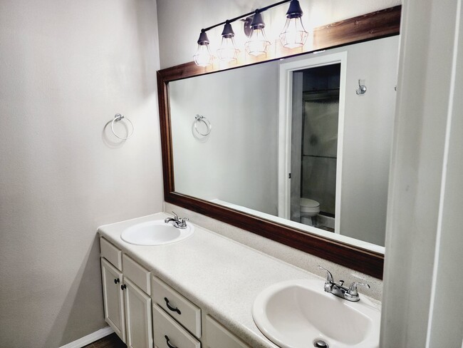 Building Photo - This Strafford Home Has It All ---