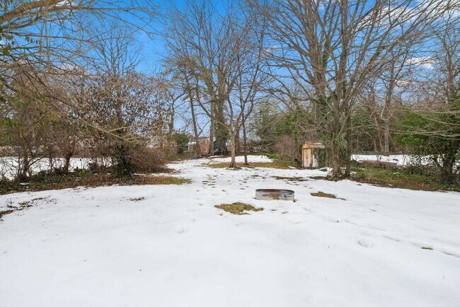 Building Photo - Spacious Single-Family Home with Versatile Living Spaces