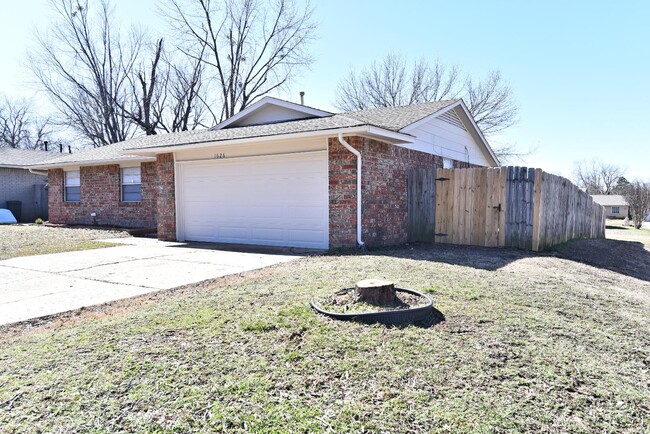 Building Photo - 1626 S Redbud Ave