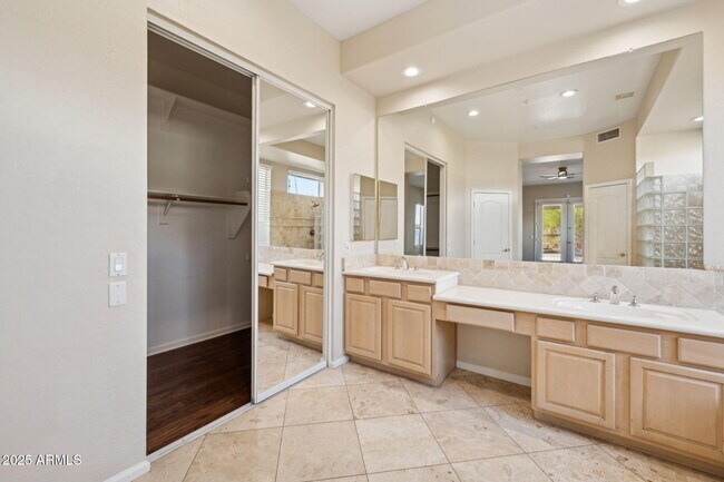 Building Photo - 13945 E Gail Rd